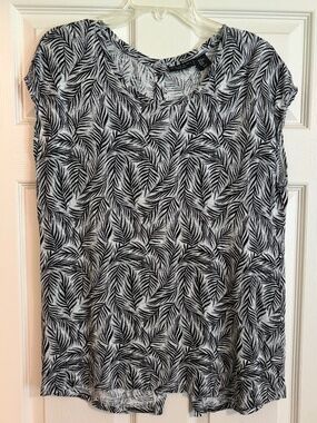 Print Tahari knit shirt